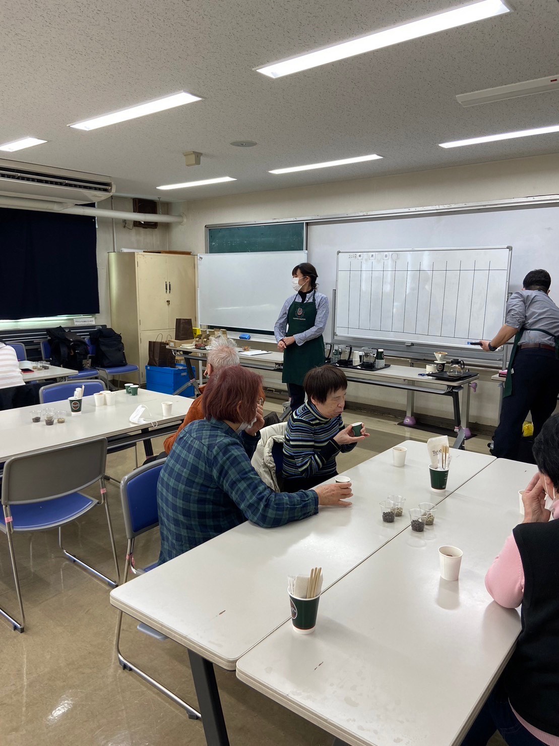 コーヒーマシーンを囲んで淹れ方を学んでいるところ